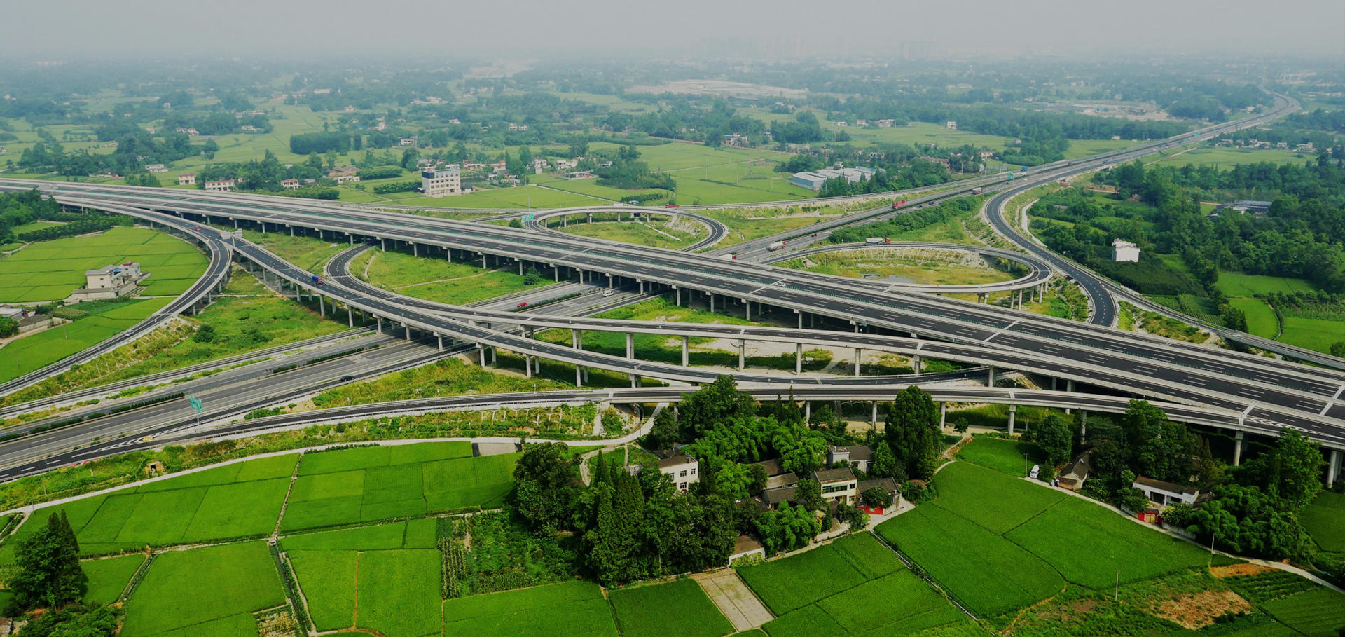 以百年基業(yè)為夢(mèng)，以群策之力鑄帆，建一項(xiàng)工程，豎一座豐碑